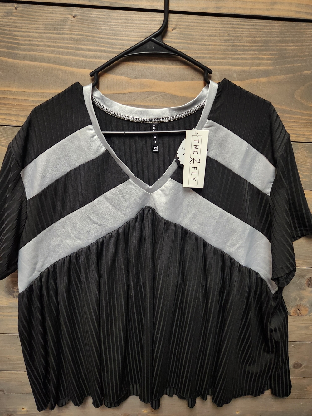 TWO 2 FLY BLACK AND SILER TOP SIZE 3X